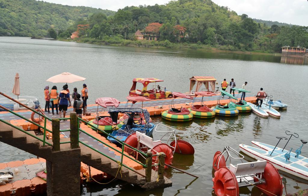Mayem Lakeview Hotel Goa Exterior photo